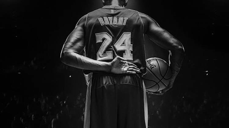 斯台普斯球馆外!许多球迷大声呼喊科比的名字,然后又响起了一片“MVP”的呼声